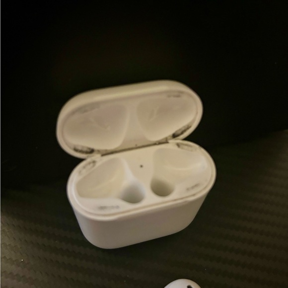 Airpod first generation used - Picture 3 of 6
